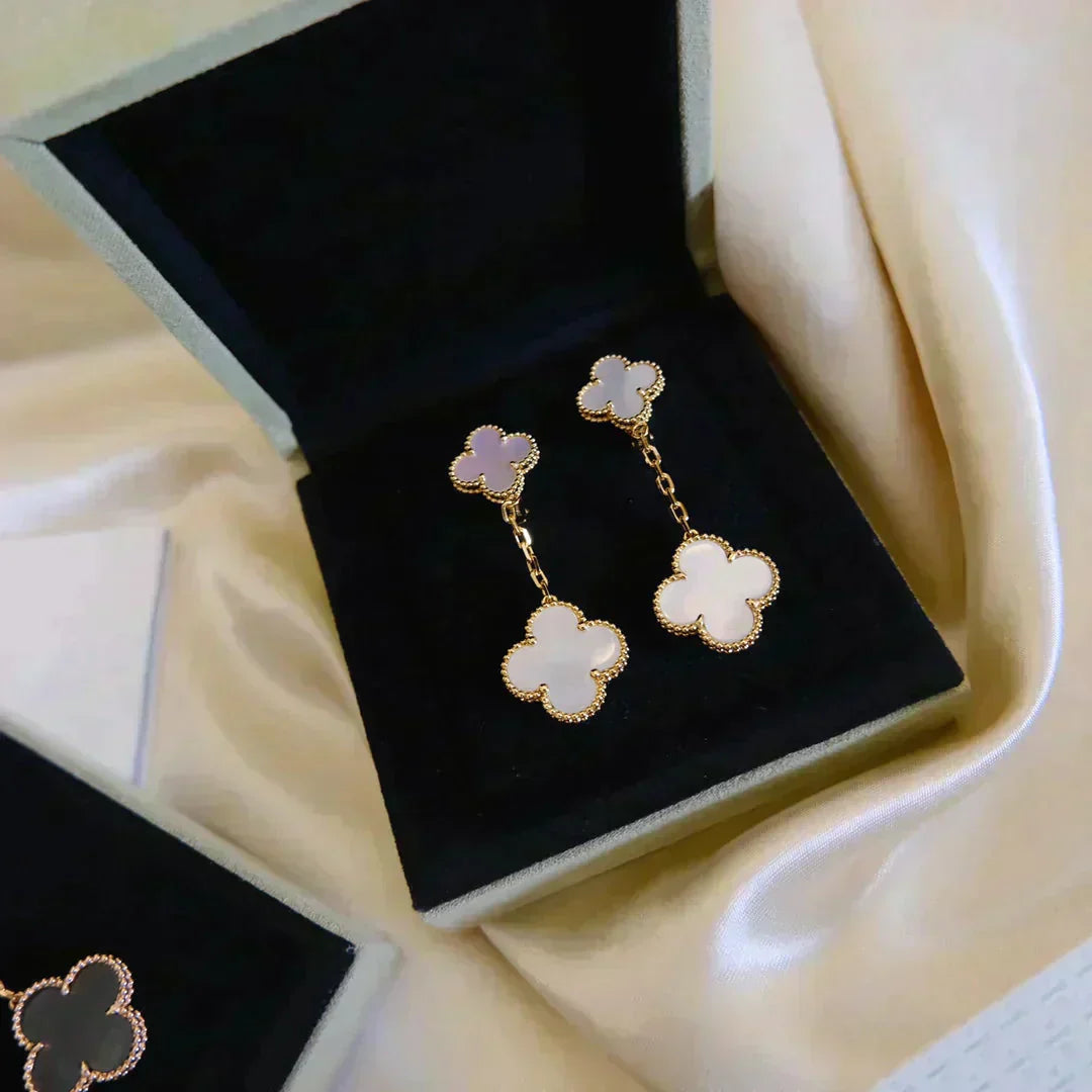 ¡®Loco¡¯CLOVER 2 MOTIF WHITE MOP EARRINGS