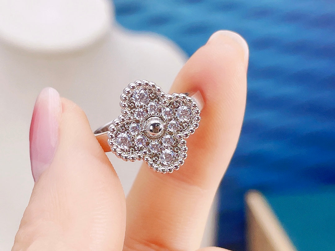 ¡®Loco¡¯CLOVER DIAMOND RING