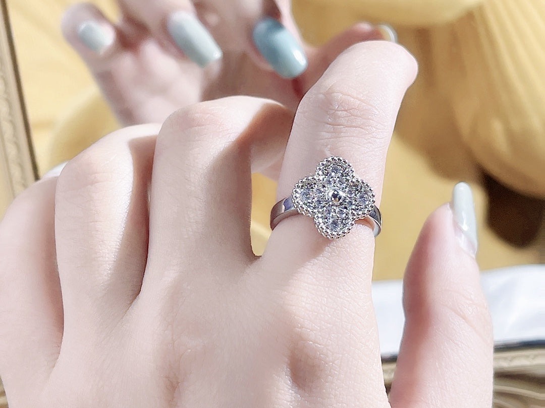 ¡®Loco¡¯CLOVER DIAMOND RING
