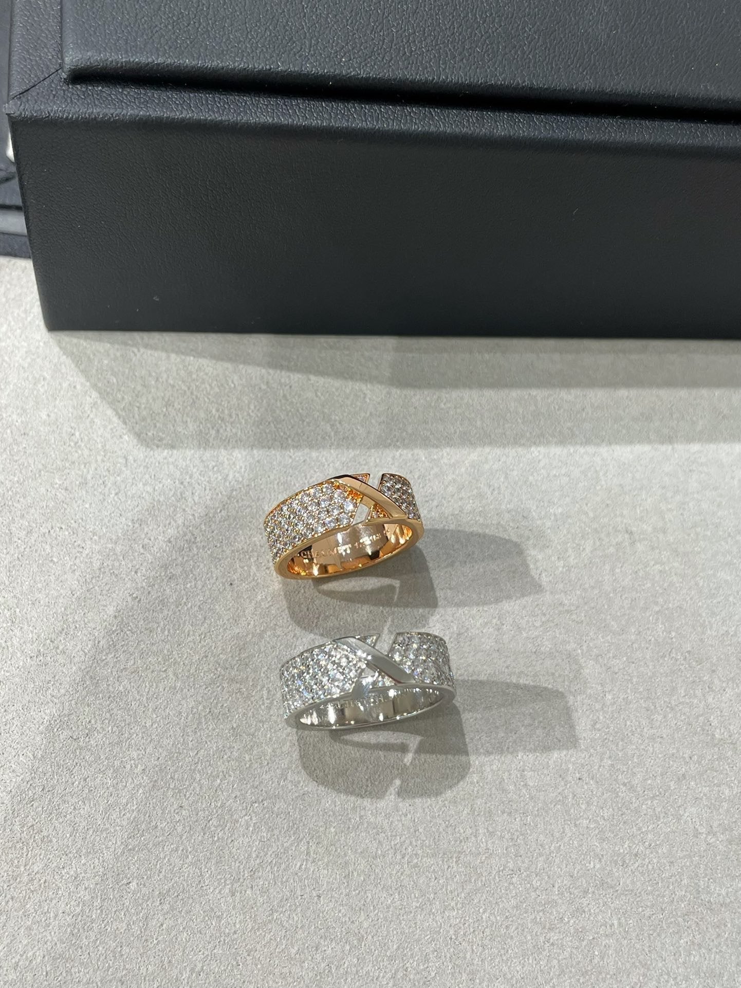 ¡®Loco¡¯LIENS EVIDENCE  DIAMOND PAVED RING