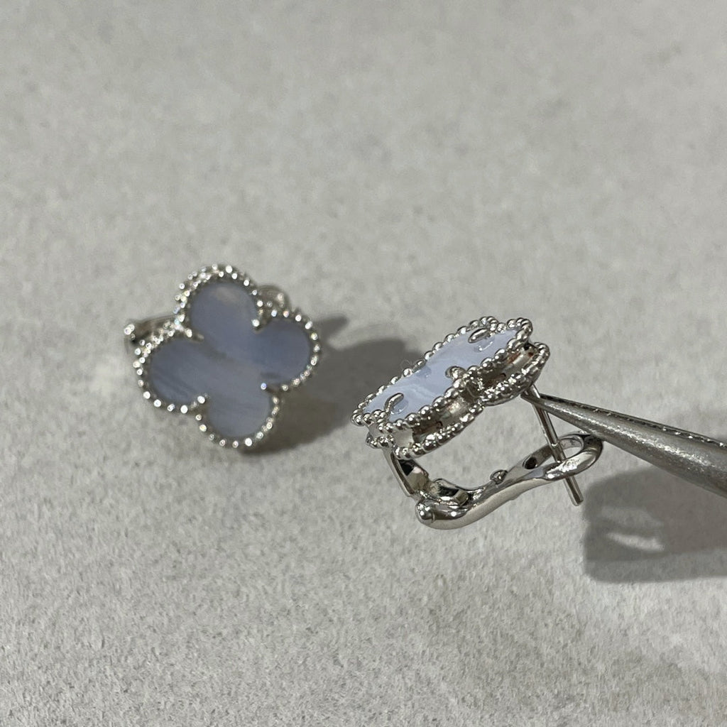 ¡®Loco¡¯CLOVER CHALCEDONY SILVER STUD EARRINGS
