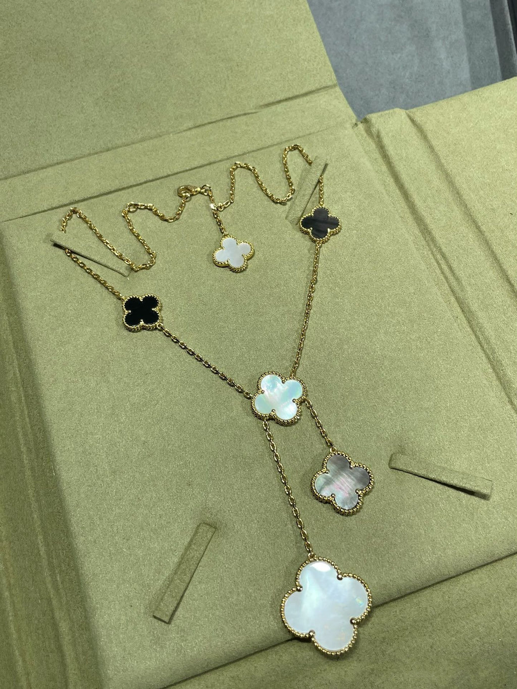 ¡®Loco¡¯CLOVER 6 MOTIF MOP ONYX GOLD NECKLACE