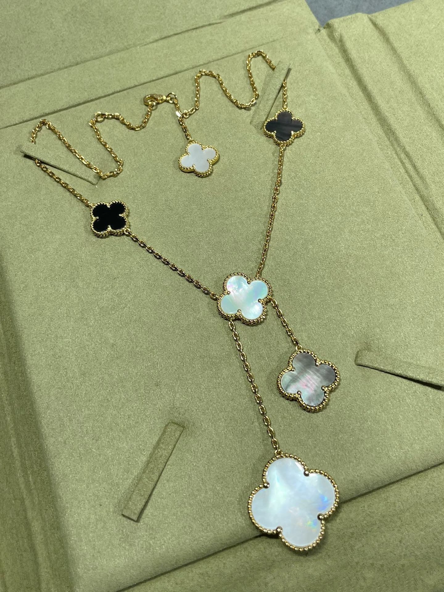 ¡®Loco¡¯CLOVER 6 MOTIF MOP ONYX GOLD NECKLACE