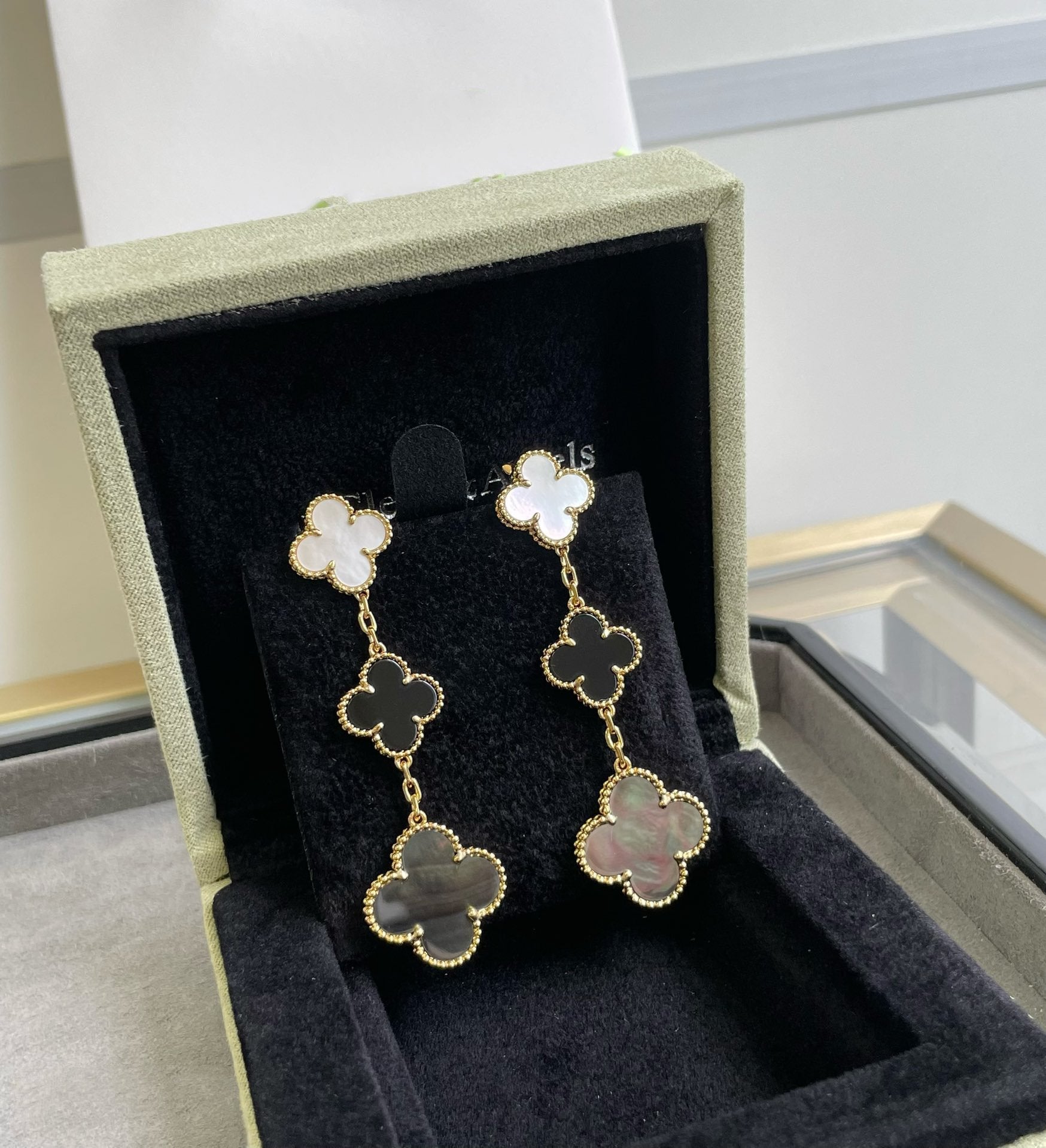 ¡®Loco¡¯CLOVER 3 MOTIF MOP ONYX DARK MOP PINK GOLD EARRINGS