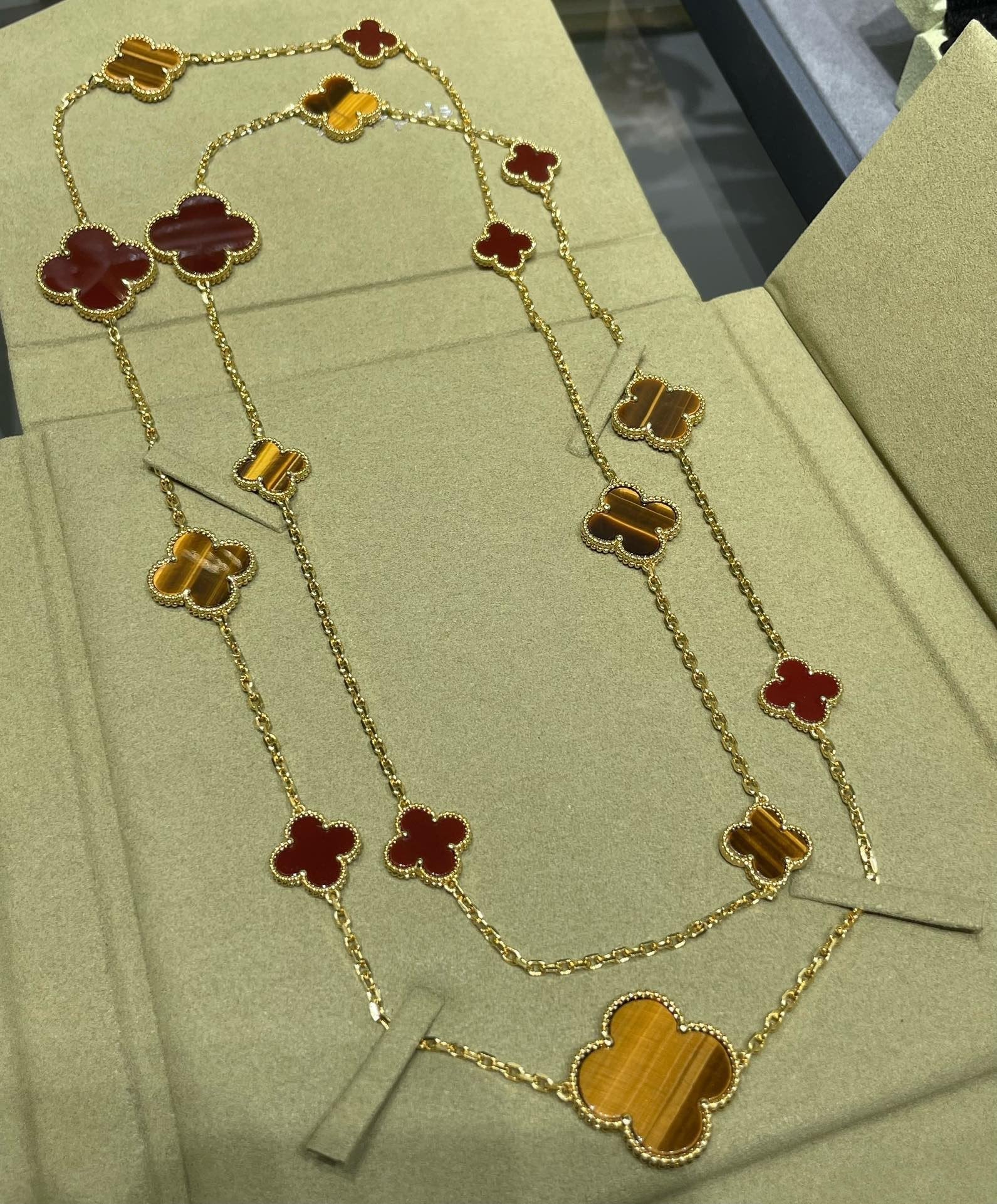 ¡®Loco¡¯CLOVER 16 MOTIF CARNELIAN TIGER EYE ROSE GOLD NECKLACE