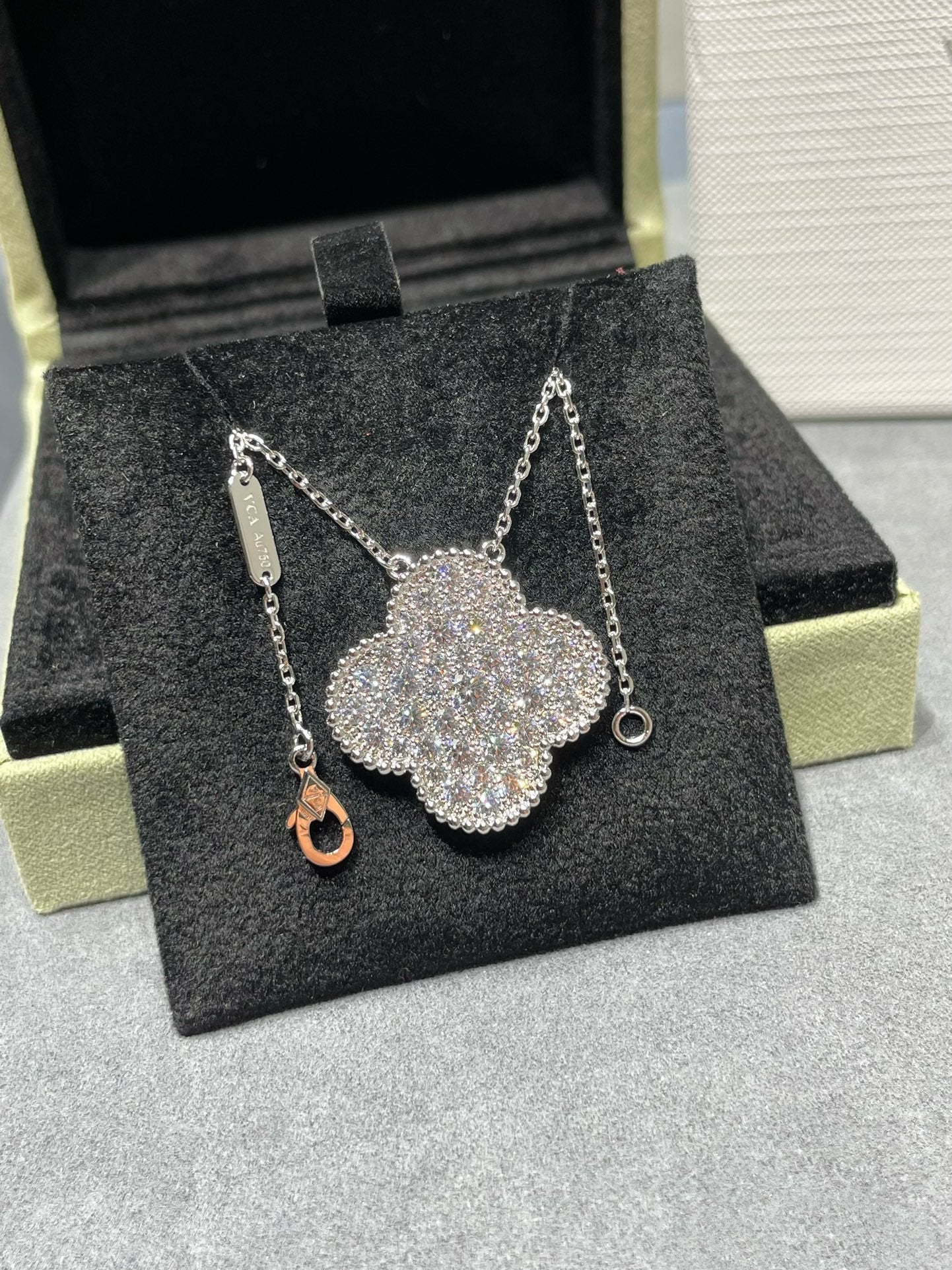 ¡®Loco¡¯CLOVER 25MM LARGE PENDANT DIAMOND PAVED SILVER NECKLACE