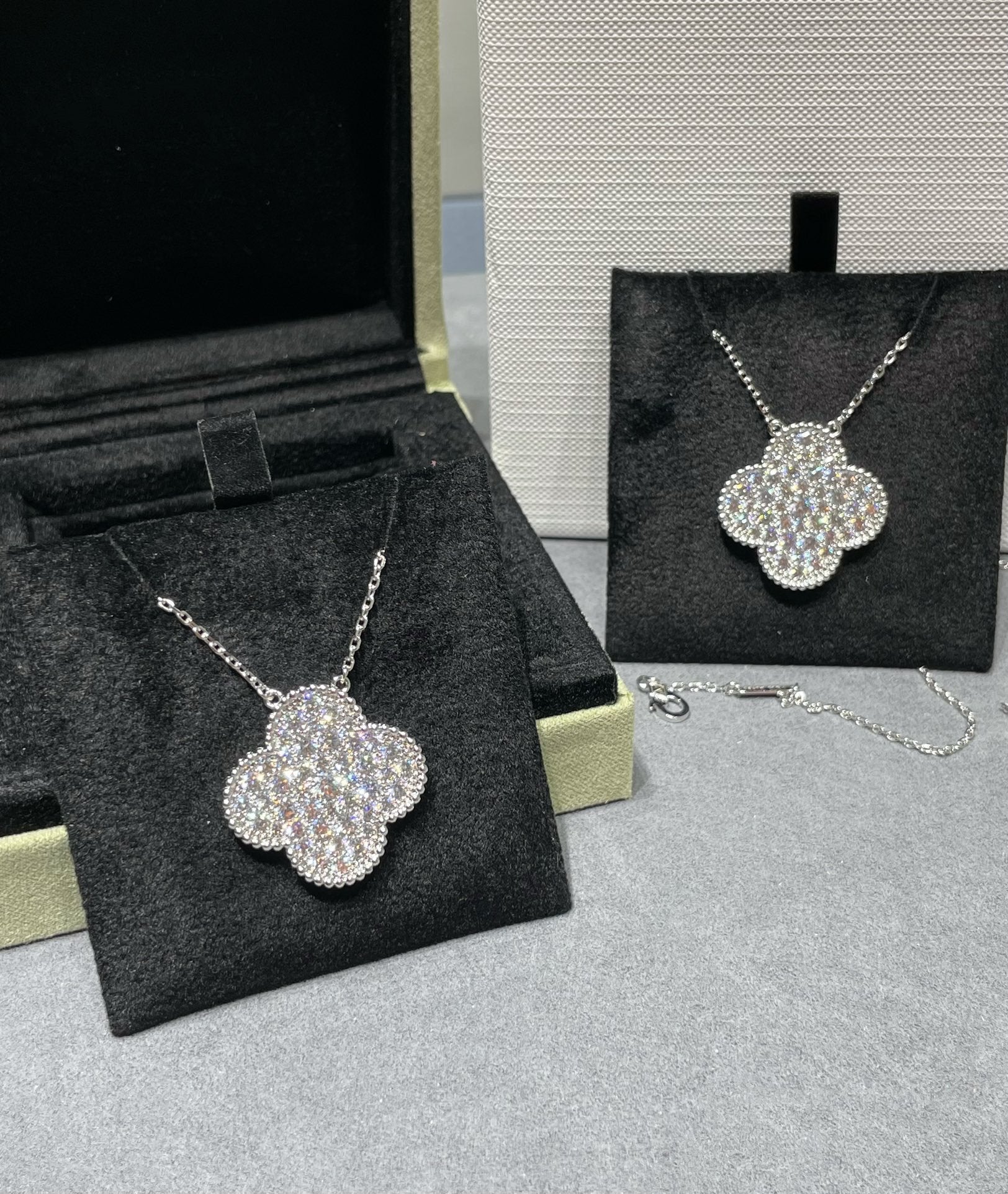 ¡®Loco¡¯CLOVER 25MM LARGE PENDANT DIAMOND PAVED SILVER NECKLACE