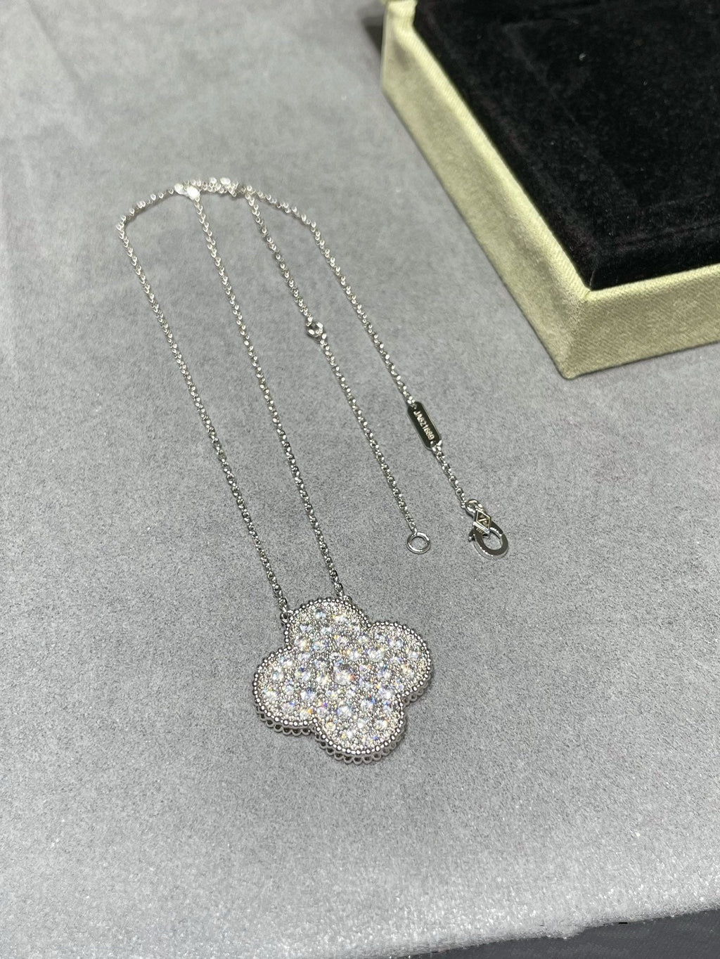 ¡®Loco¡¯CLOVER 25MM LARGE PENDANT DIAMOND PAVED SILVER NECKLACE
