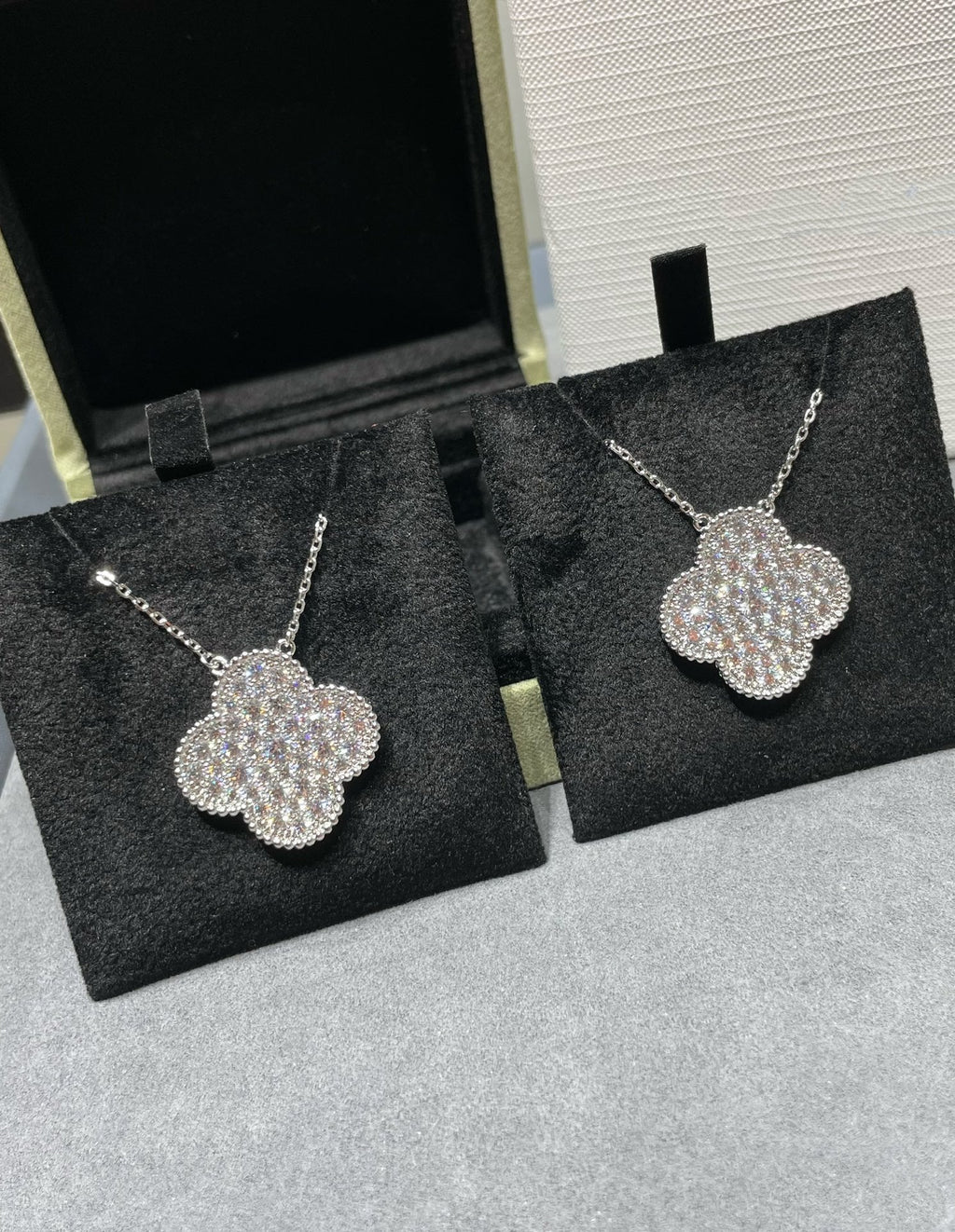 ¡®Loco¡¯CLOVER 25MM LARGE PENDANT DIAMOND PAVED SILVER NECKLACE