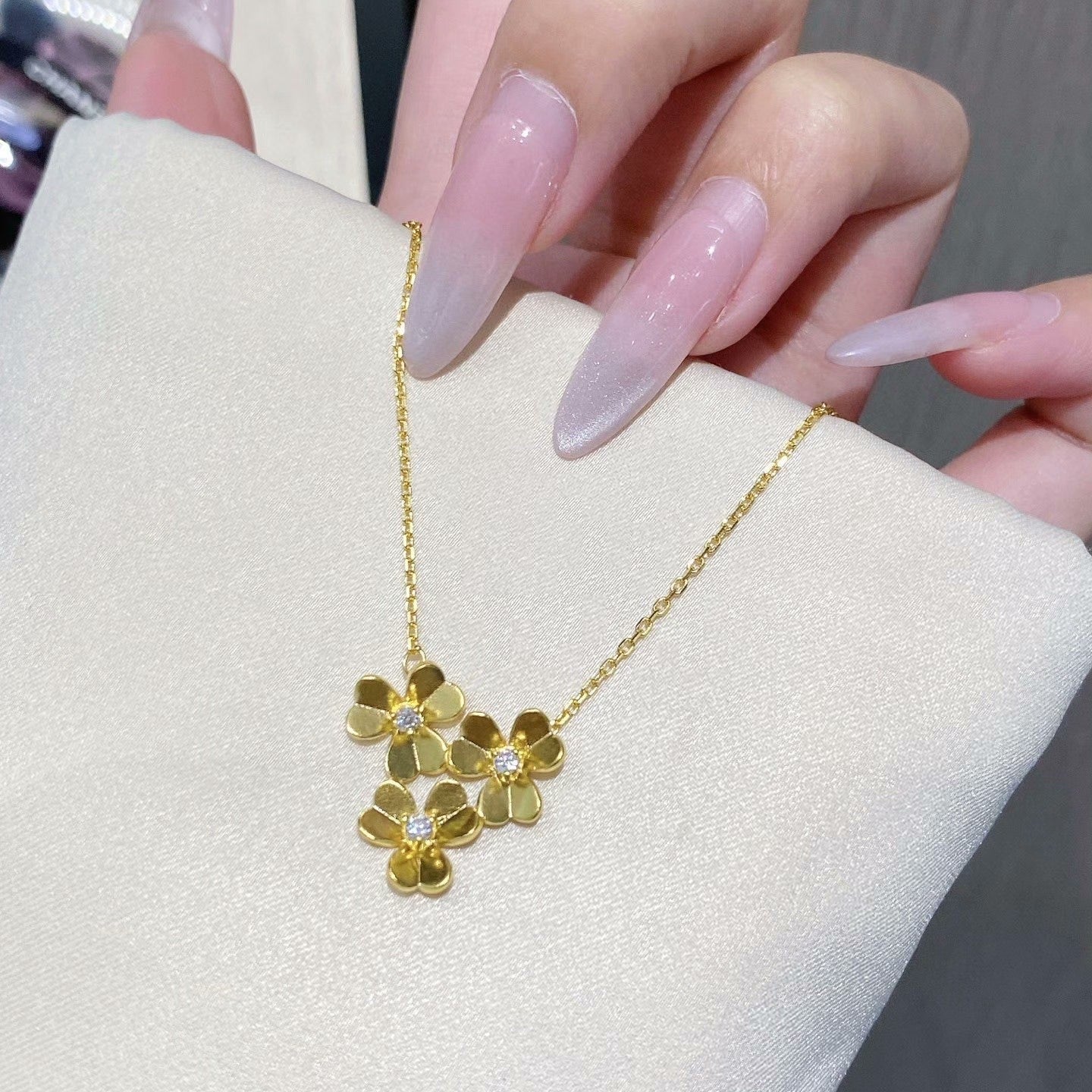 ¡®Loco¡¯FRIVOLE ROSE GOLD FLOWER DIAMOND NECKLACE