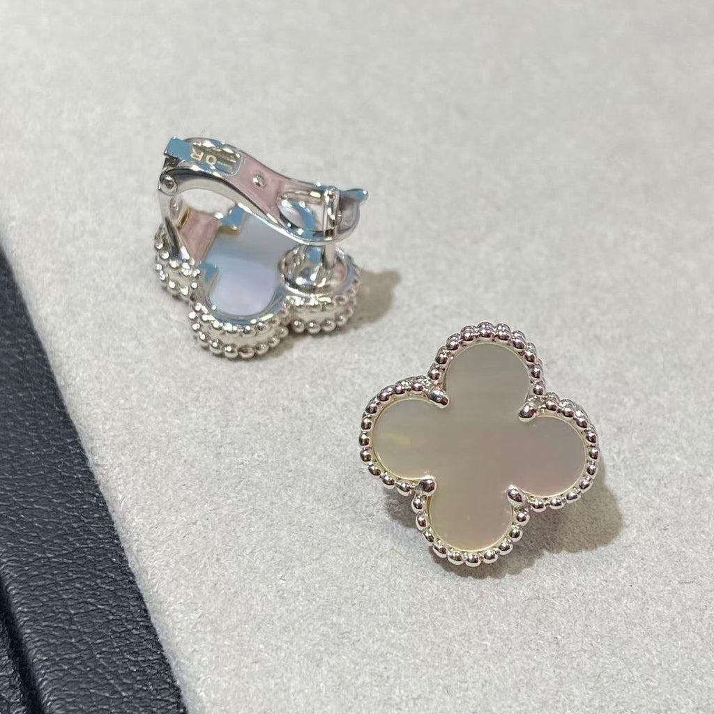 [Loco] CLOVER LARGE (20mm) 1 MOTIFS WHITE MOP STUD EARRINGS