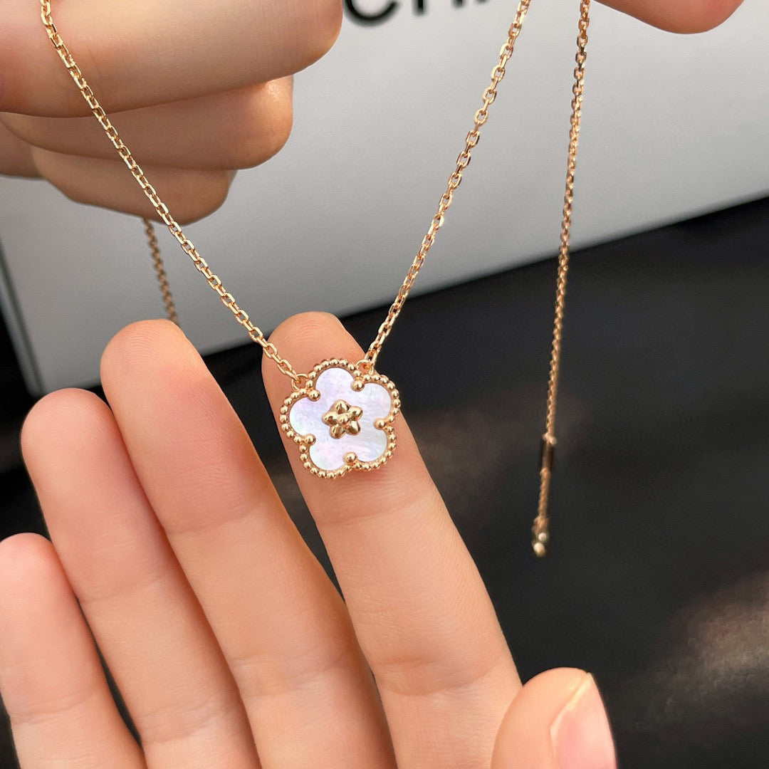 ¡®Loco¡¯LUCKY  WHITE MOP  PLUM BLOSSOM NECKLACE