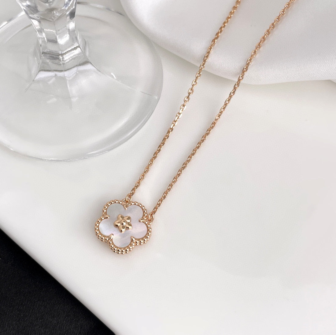 ¡®Loco¡¯LUCKY  WHITE MOP  PLUM BLOSSOM NECKLACE