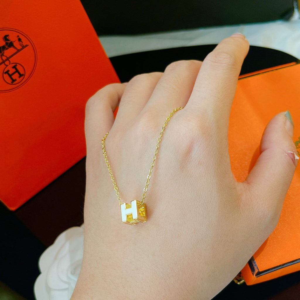¡®Loco¡¯H WHITE SQUARE GOLD NECKLACE