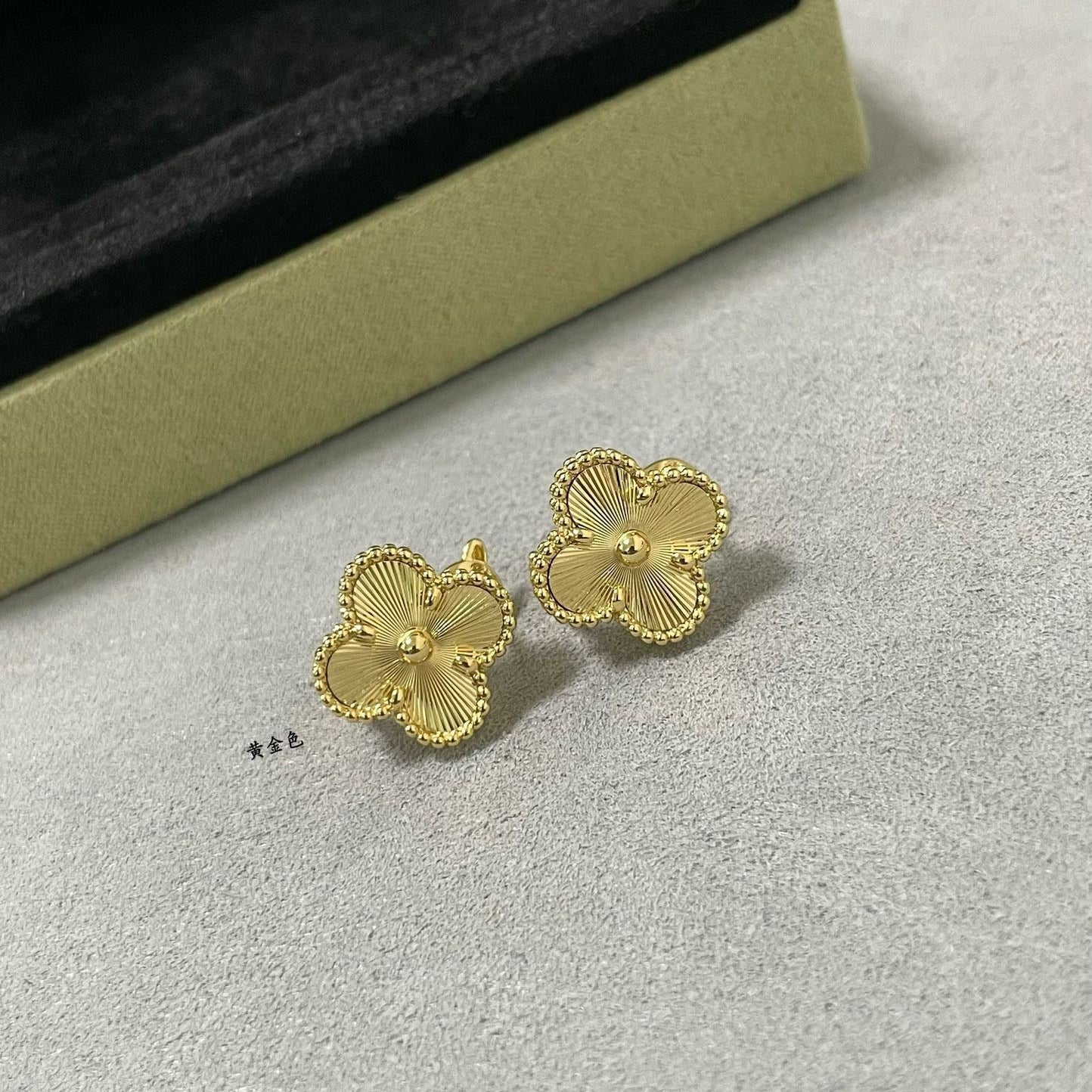 Loco CLOVER MEDIUM STUD EARRINGS