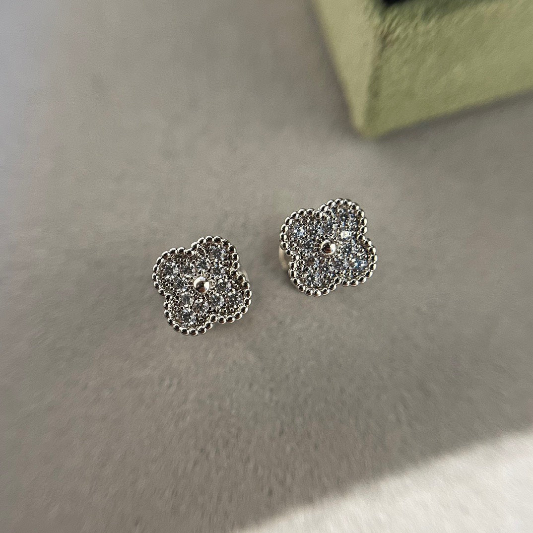¡®Loco¡¯CLOVER MINI DIAMOND STUD EARRINGS