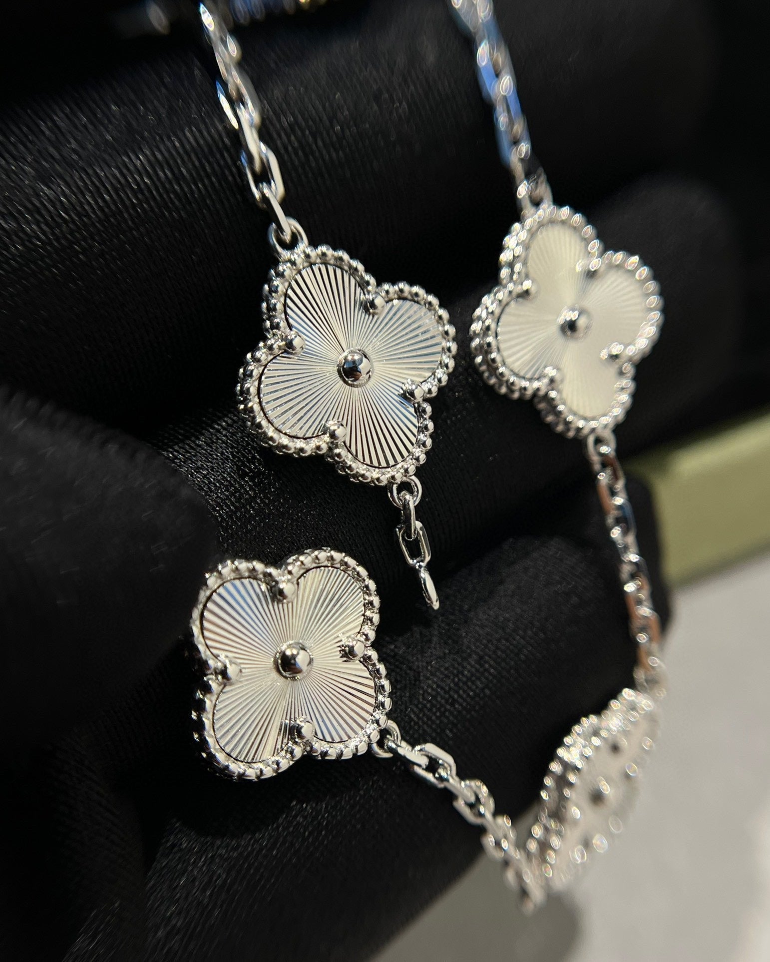 [Loco]New  CLOVER 5 MOTIF LASER BRACELET COLLECTION